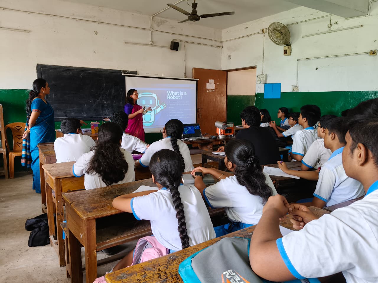 Seedlore instructor introducing robotics to students at Pathabhavan Dankuni